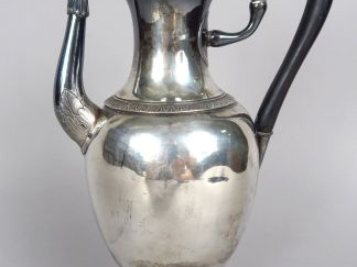 Vente aux enchères Verseuse en argent Empire, à décor de frises de feuilles d'eau, bec en