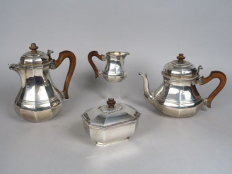 Vente aux enchères PUIFORCAT. Service à thé et à café en argent, poinçon Minerve, compren