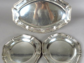 Vente aux enchères Plat ovale et paire de plats ronds en argent, poinçon Minerve, à décor