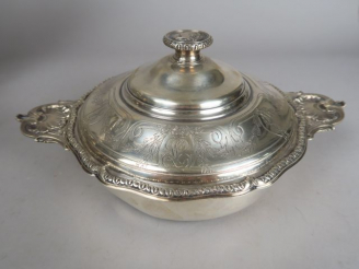 Vente aux enchères Légumier en argent, pionçon Minerve, prises à décor de coquille et de 