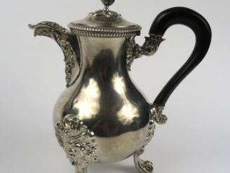 Vente aux enchères Verseuse Napoléon III de style Rocaille en argent, poinçon Minerve. Po