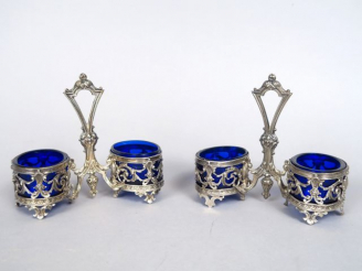 Vente aux enchères Paire de salerons double de style Louis XVI en argent. Poids (sans les