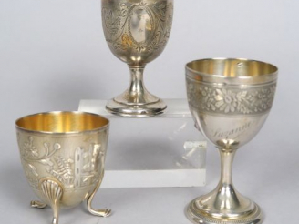 Vente aux enchères Trois coquetiers en argent, poinçon Minerve (deux gravés). Poids : 94 