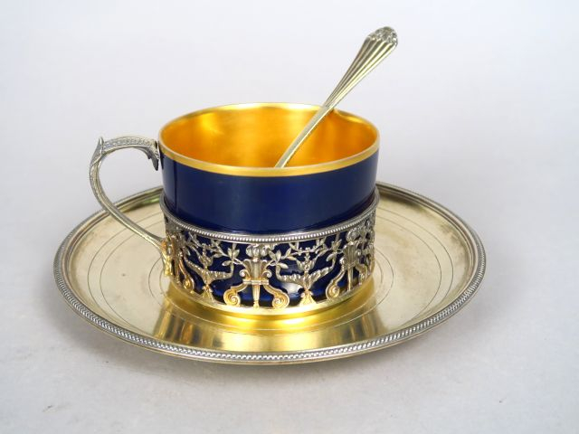 Tasse en porcelaine de style Louis XVI, monture et sous tasse en verme