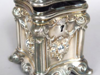 Vente aux enchères Tirelire en argent, à décor de guirlandes de fruits et de rocaille. Po