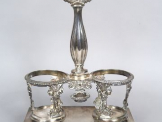 Vente aux enchères Monture d'huilier en argent, poinçon Minerve, à décor de rinceaux, de 