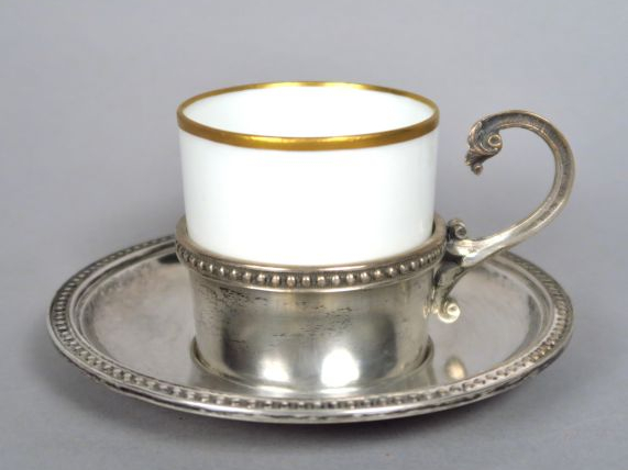 Tasse en porcelaine à liseré doré, monture et sous tasse en argent, po