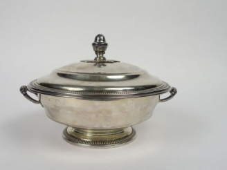 Vente aux enchères Légumier de style Louis XVI en argent, poinçon Minerve, à décor de god