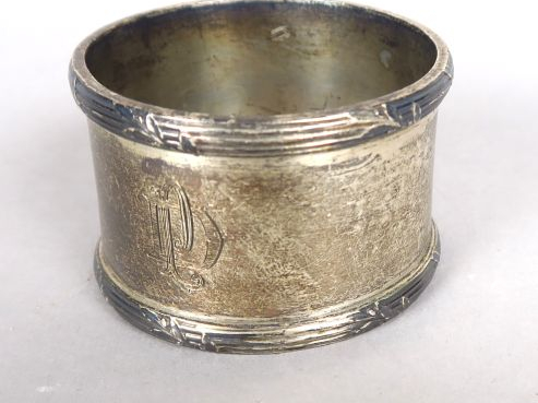 Rond de serviette en argent, poinçon Minerve. Poids : 48 g