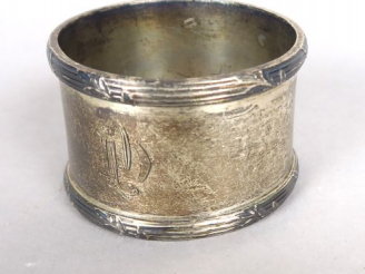 Vente aux enchères Rond de serviette en argent, poinçon Minerve. Poids : 48 g