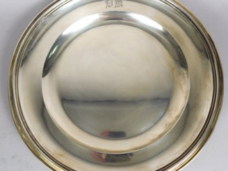 Vente aux enchères Plat rond en argent, poinçon Minerve. Monogrammé. MO : Robert Linzelle