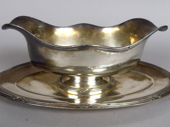 Saucière de style Louis XVI en argent, poinçon Minerve, décor de tiges