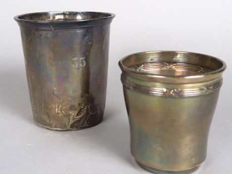 Deux timbales en argent, Poinçon Minerve, dont une de style Louis XVI.