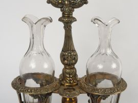 Vente aux enchères Huilier/Vinaigrier en métal plaqué, avec deux flacons