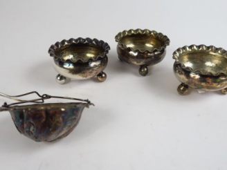 Vente aux enchères Suite de trois salerons et passette à thé en argent