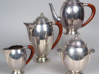 Vente aux enchères Service à thé et à café de style Art Déco en métal argenté, comprenant