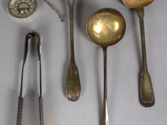 Vente aux enchères Pince à gateaux, taste vin, trois louches, l'ensemble en métal argenté