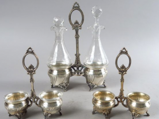 Vente aux enchères Nécessaire de table en métal argenté comprenant une paire de salerons 