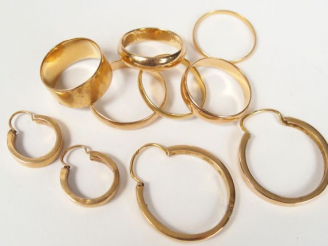 Vente aux enchères 5 alliances en or jaune et 2 paires de créoles en or jaune. Poids: 21g