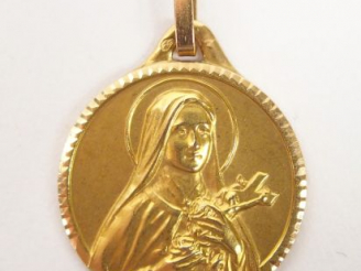 Vente aux enchères Médaille religieuse en or jaune, gravée Annick. Poids: 2gr