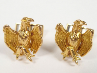 Vente aux enchères Paire de boutons de manchettes en or jaune, décor d'aigle aux ailes dé