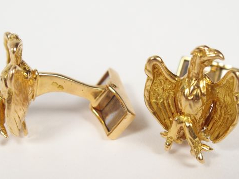Paire de boutons de manchettes en or jaune, décor d'aigle aux ailes dé