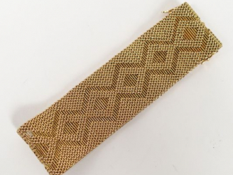 Vente aux enchères Bracelet large en or jaune, décor de frise de losanges. Long. :19cm,  