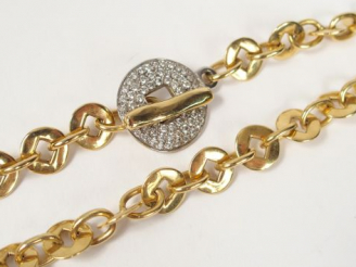 Vente aux enchères Collier en or jaune, maillons ronds entrelacés, fermoir rond en or bla