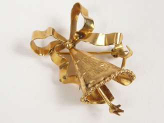 Vente aux enchères Broche en or jaune de style Louis XVI. Poids: 5,2gr