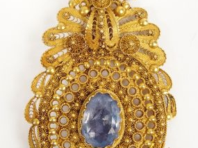 Broche fin XIXème en or jaune 14K, décor finement ajouré d'arabesques,