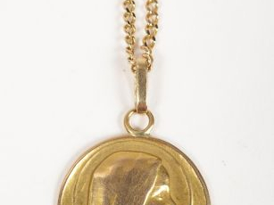 Médaille religieuse et chaine, l'ensemble en or jaune. Longueur de la 