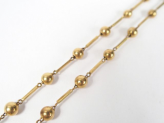 Vente aux enchères Collier en or jaune, alternance de maille tube et de perles d'or. 48cm