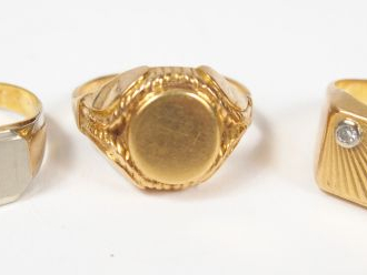 Lot de 3 chevalières en or jaune, l'une ornée d'un diamant taille mode