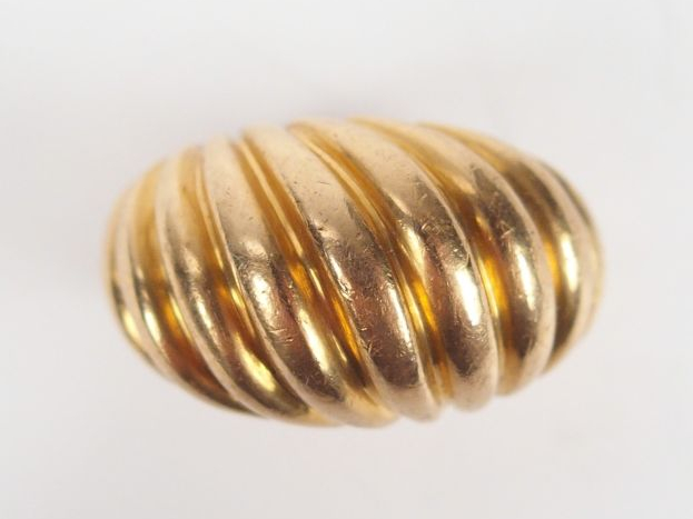 Bague dôme torsadée en or jaune. TDD 56 Poids tel: 15gr
