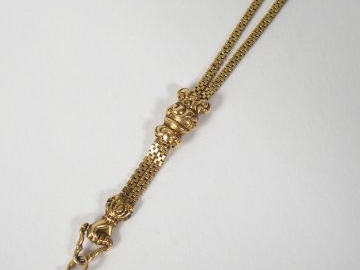 Giletière en or jaune, maille plate section carrée 3 rangs, motif coul