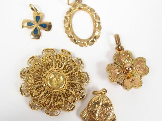 Lot de 3 pendentifs en or jaune, en forme de poissons, de fleur ou de 