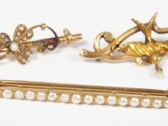 Vente aux enchères Lot de 3 broches en or jaune: -broche barette pavée de perles, -broche
