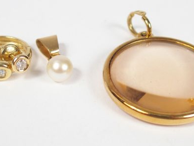 2 pendentifs monture or jaune, l'un orné d'une perle, l'autre d'une lo