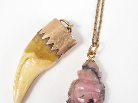 Pendentif Extrême Orient en pierre dure rose, chaîne en or jaune. Poid