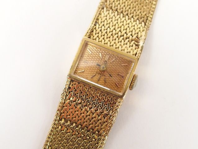 OMEGA. Montre de dame en or jaune, boitier rectangulaire, cadran à ind