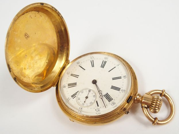 Montre savonnette en or jaune, décor gravé de blason et de frise champ