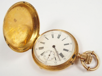 Vente aux enchères Montre savonnette en or jaune, décor gravé de blason et de frise champ