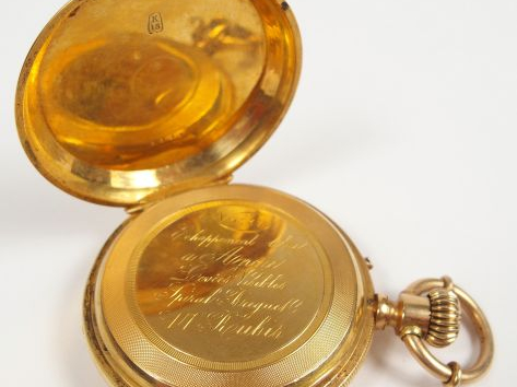 Montre savonnette en or jaune, décor gravé de blason et de frise champ