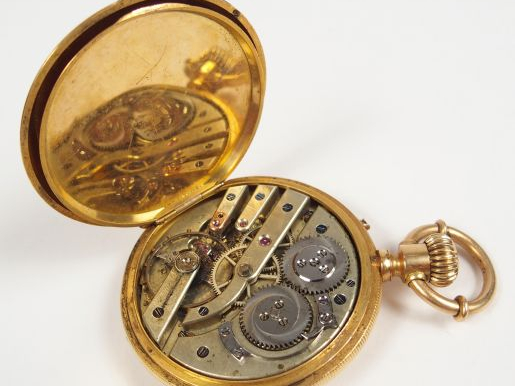 Montre savonnette en or jaune, décor gravé de blason et de frise champ