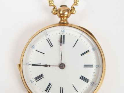 Montre de col en or jaune, cadran émail, chiffres arabes et romains, d