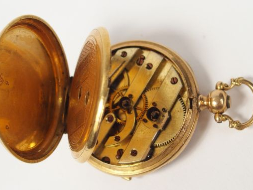 Montre de col en or jaune, cadran émail, chiffres arabes et romains, d