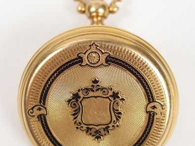 Montre de col en or jaune, cadran émail, chiffres arabes et romains, d