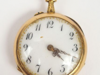 Vente aux enchères Montre de col en or jaune, cadran émail, chiffres arabes. Diam. : 27mm
