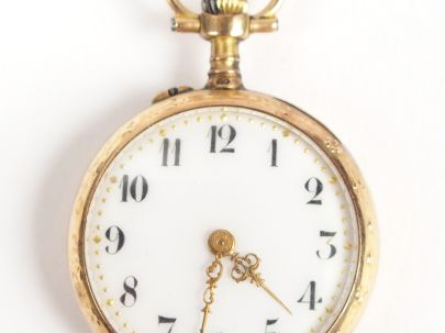 Montre de col en or jaune, cadran émail, chiffres arabes, décor gravé 