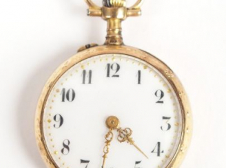 Vente aux enchères Montre de col en or jaune, cadran émail, chiffres arabes, décor gravé 